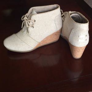 TOMS Desert Wedge Bootie Size 7. Natural  Metallic
